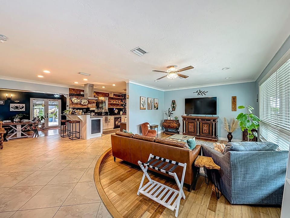 Communal lounge/ TV room, TV and multimedia, Kitchen or kitchenette, Living room, Seating area, Dining area, Evening entertainment