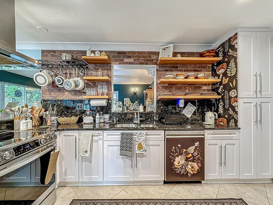 Coffee/tea facilities, Kitchen or kitchenette, dishwasher, oven, stove