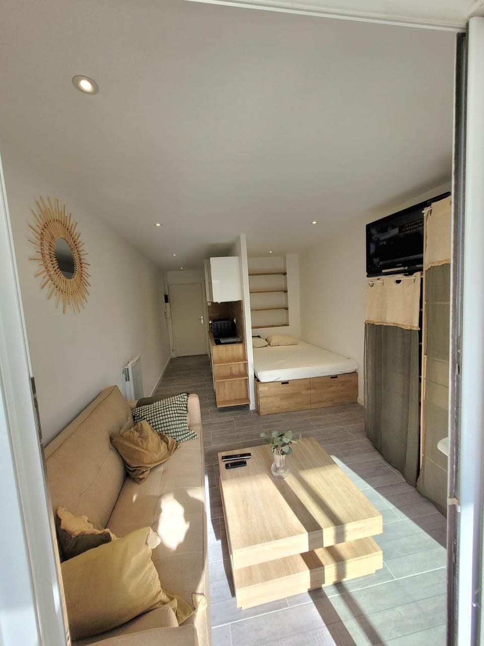 TV and multimedia, Kitchen or kitchenette, Living room, Seating area, wardrobe