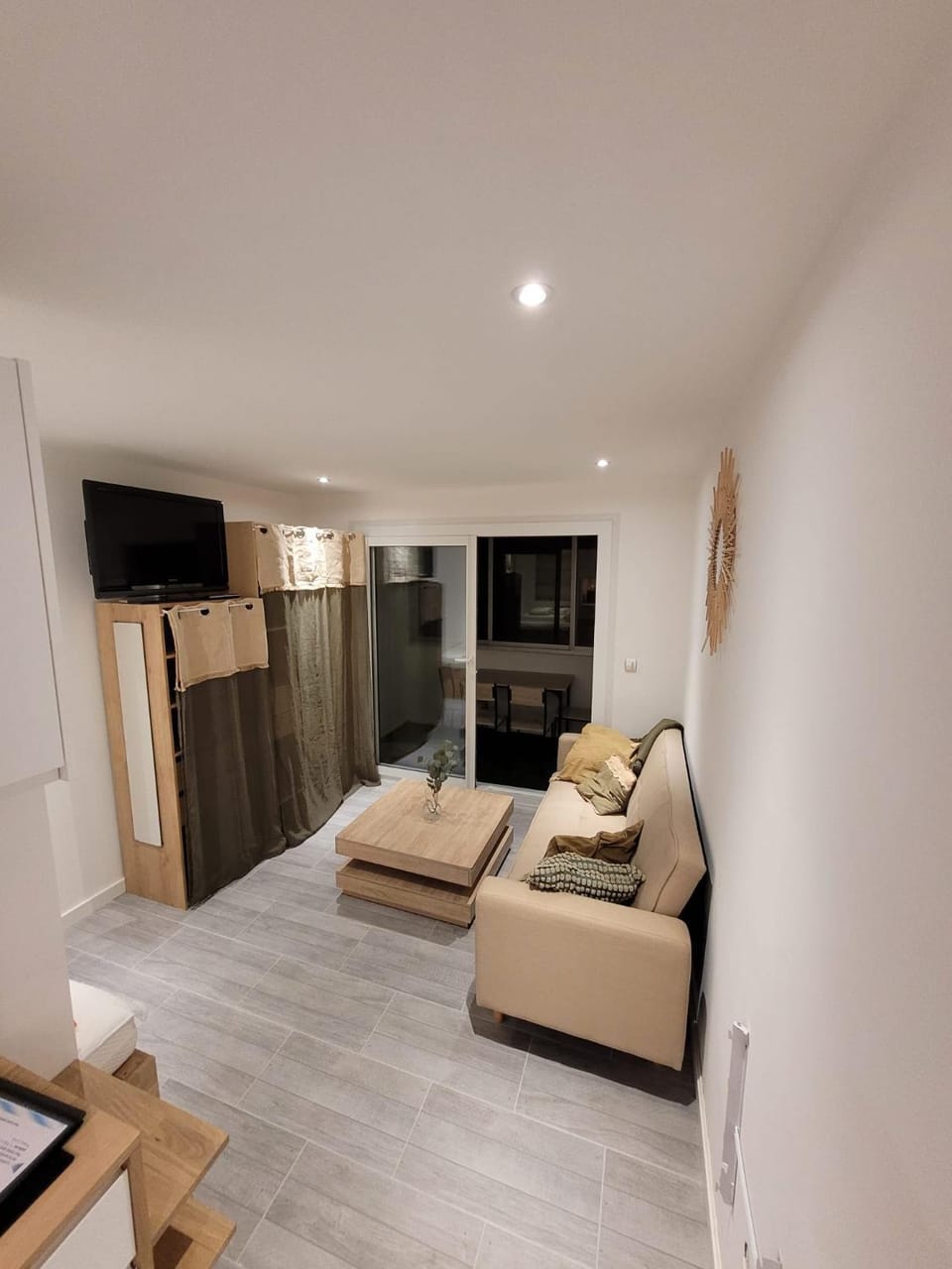 Bed, TV and multimedia, Kitchen or kitchenette, Living room, Photo of the whole room, Seating area, Bedroom, wardrobe