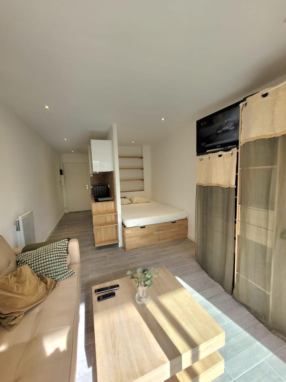 Bed, TV and multimedia, Kitchen or kitchenette, Living room, Photo of the whole room, Seating area, Bedroom, wardrobe