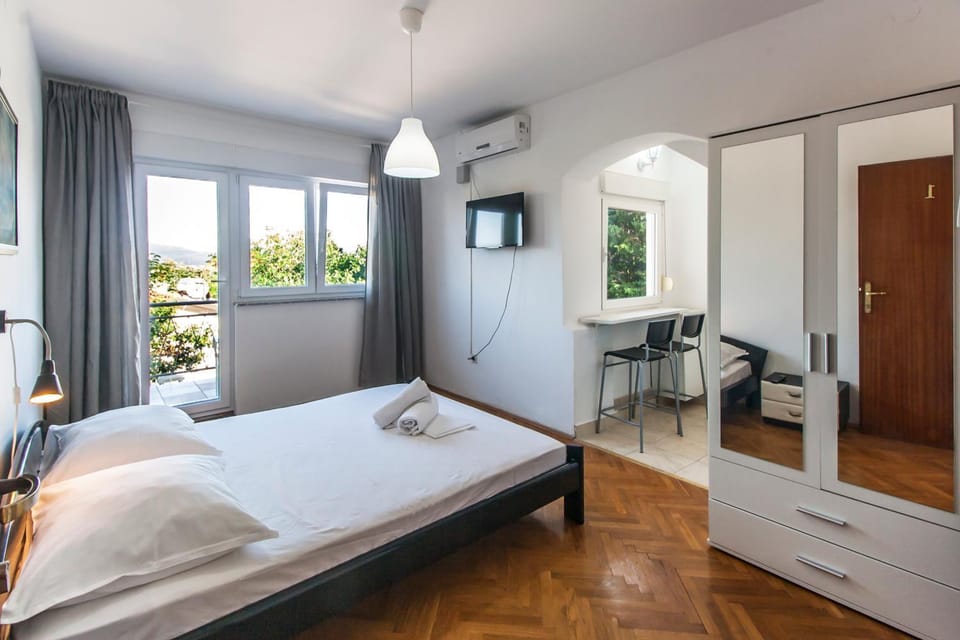 Bed, TV and multimedia, Photo of the whole room, Seating area, Bedroom, hair dresser, towels, wardrobe, air conditioner