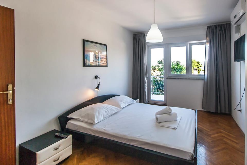 Bed, Bedroom, towels, air conditioner