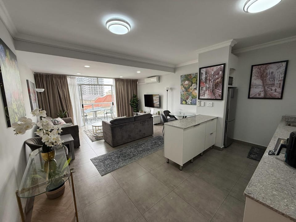 INVERNESS 14 Camberwell Road SEA POINT BEST LOCATION super luxury one bedroom with pool, balcony, garden & Sea Views Apartment in Cape Town