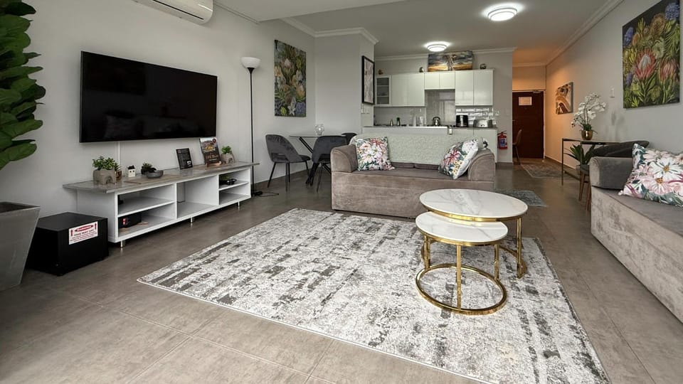 INVERNESS 14 Camberwell Road SEA POINT BEST LOCATION super luxury one bedroom with pool, balcony, garden & Sea Views Apartment in Cape Town