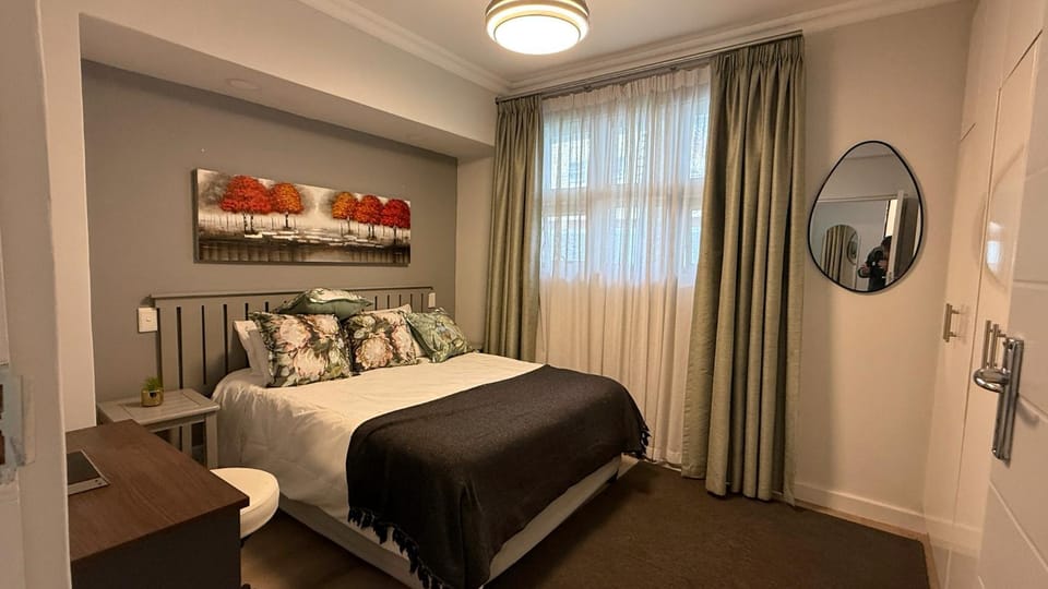 INVERNESS 14 Camberwell Road SEA POINT BEST LOCATION super luxury one bedroom with pool, balcony, garden & Sea Views Apartment in Cape Town