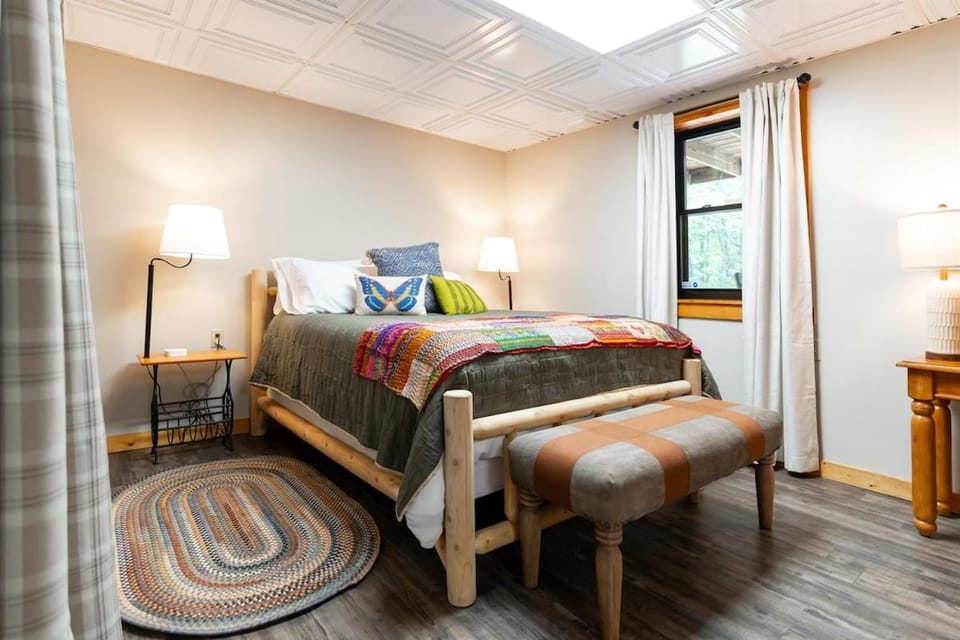 Havenbrook-Hocking Hills Luxury, 10 Acres, Hot Tub House in Ohio