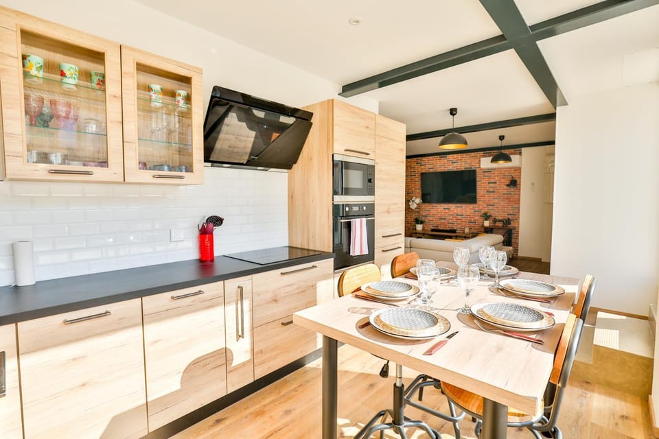 Coffee/tea facilities, dishwasher, microwave, oven, toaster, kitchen