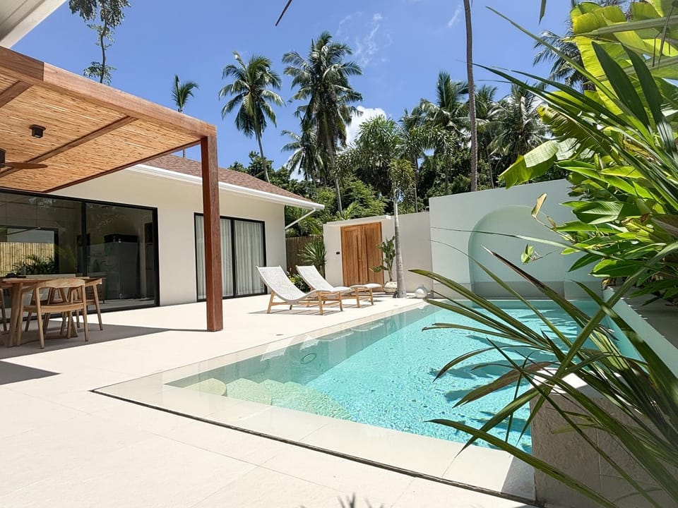 Property building, Day, Pool view, Swimming pool, Swimming pool, sunbed