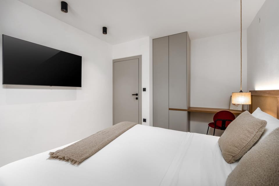 Bed, TV and multimedia, Photo of the whole room, Bedroom, wardrobe