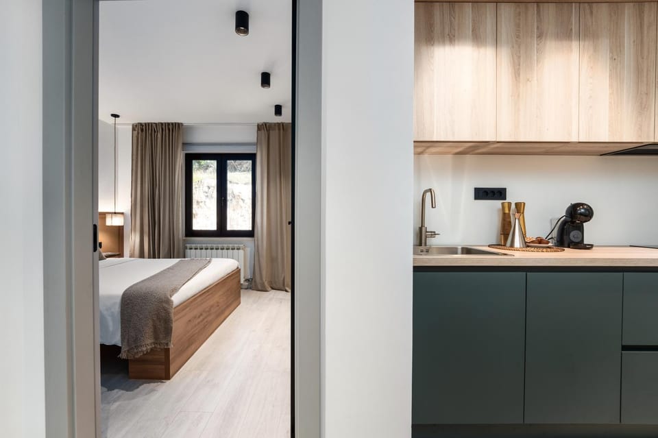 Bed, Kitchen or kitchenette, Bedroom