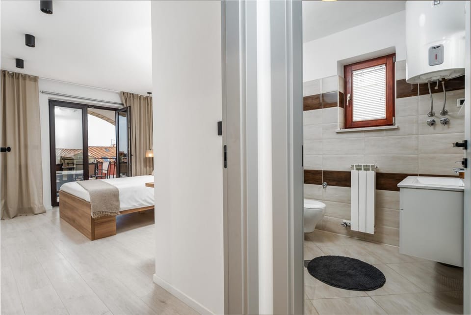 Toilet, Bed, Bathroom, Balcony/Terrace, Photo of the whole room, Bedroom, towels