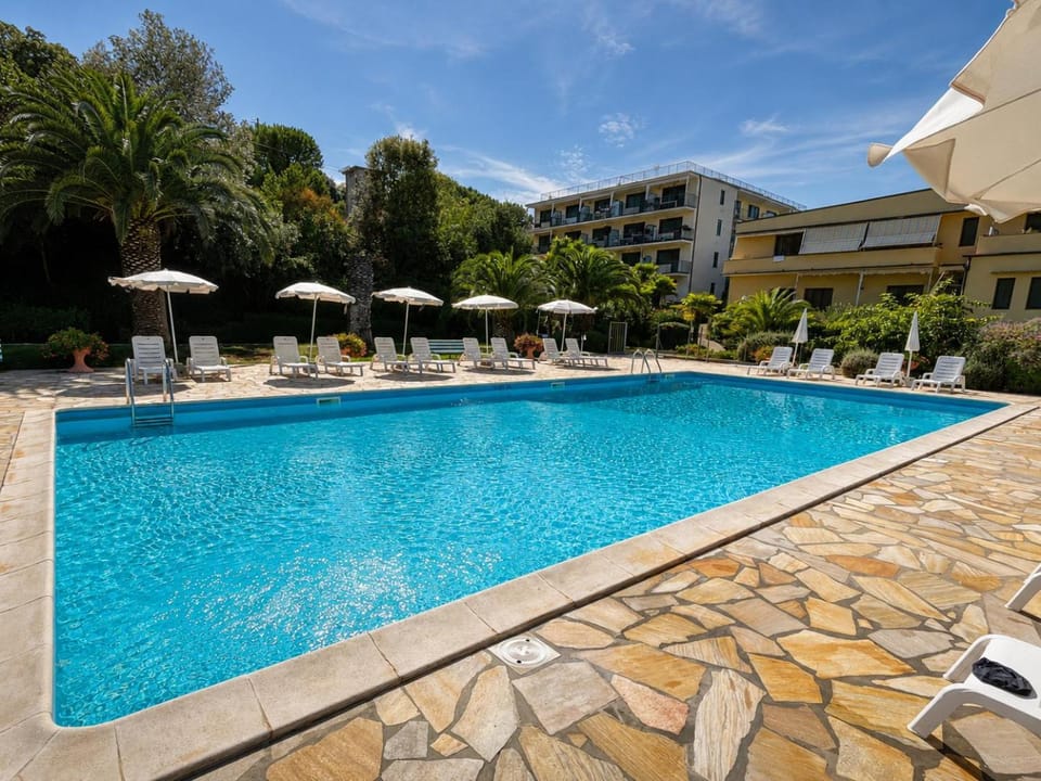 Swimming pool, sunbed