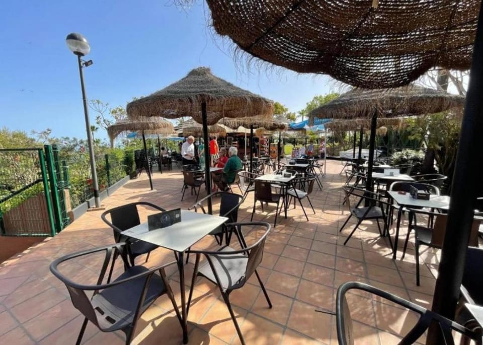 Restaurant/places to eat, Lounge or bar