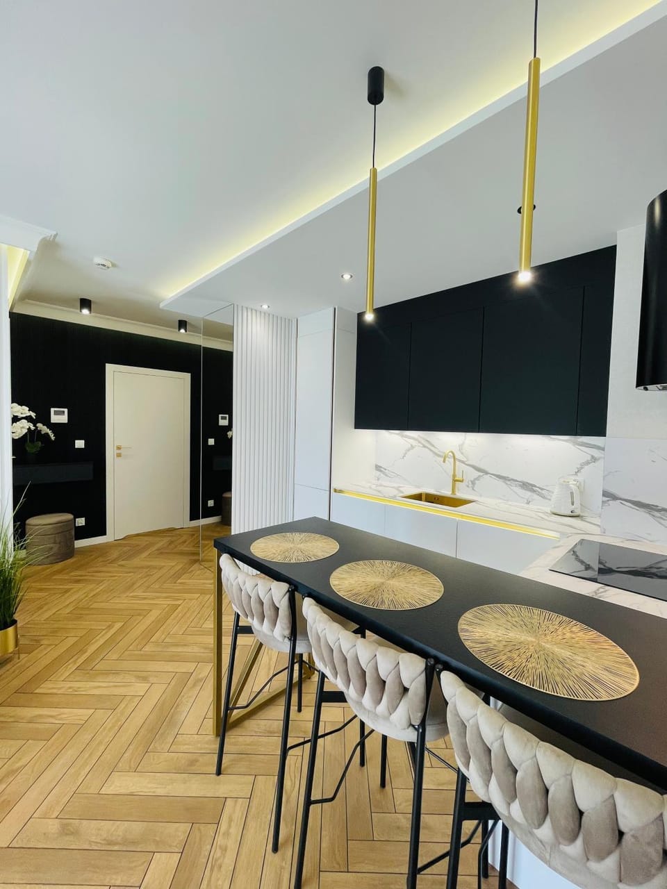 Kitchen or kitchenette, Dining area