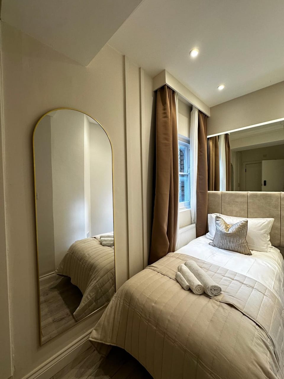 Bed, Bedroom, towels