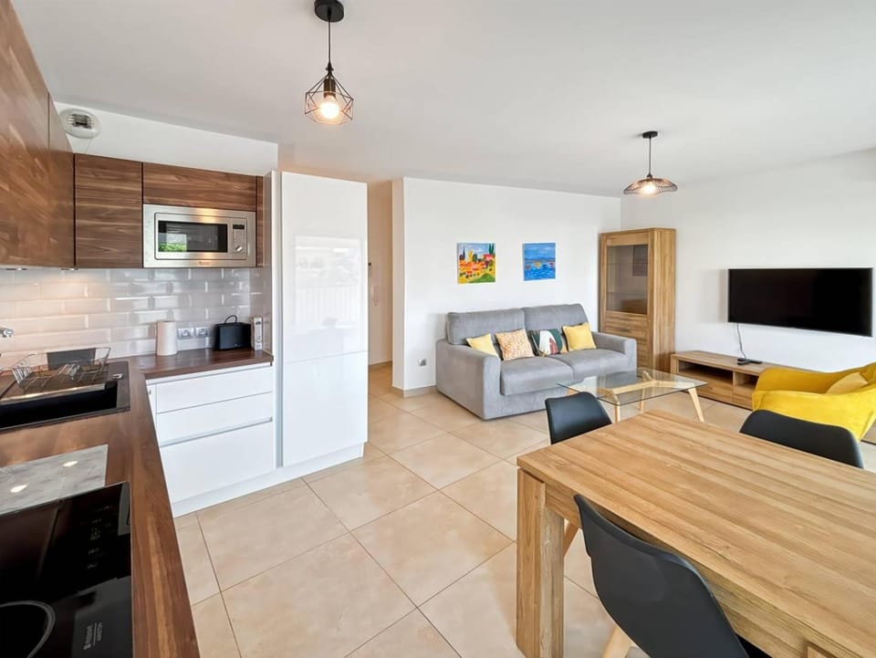 Communal lounge/ TV room, TV and multimedia, Living room, Seating area, Dining area, stove