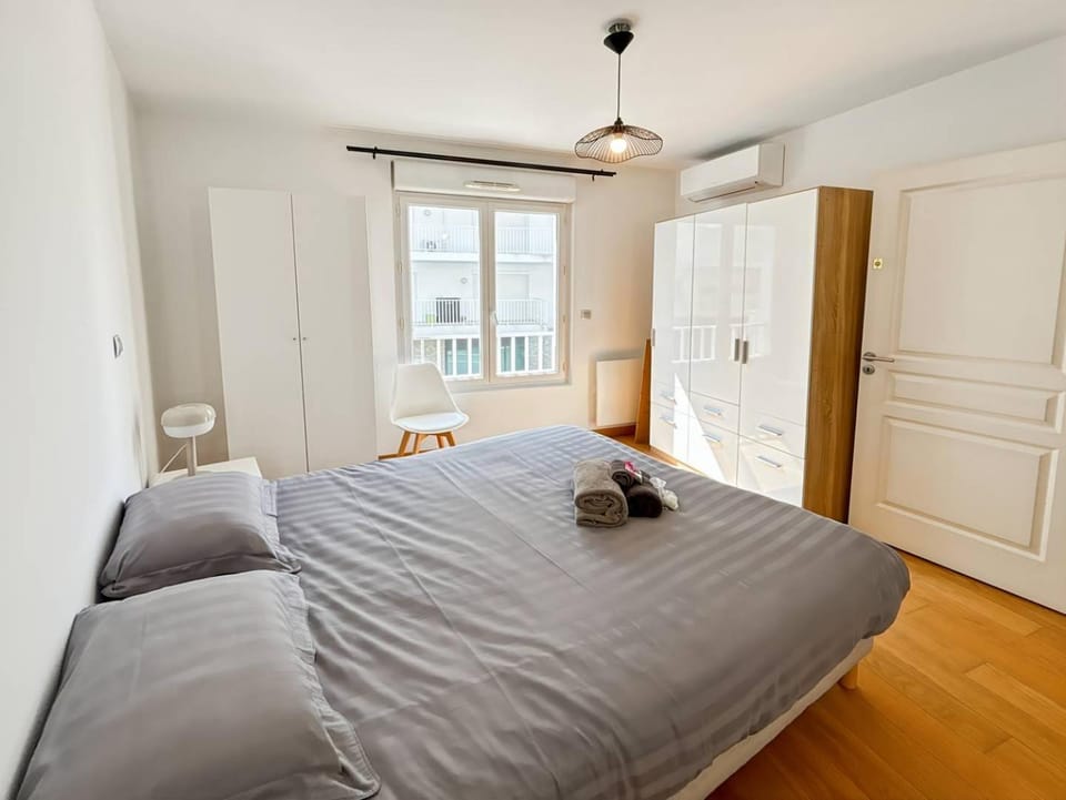 Bed, Photo of the whole room, Bedroom, towels, wardrobe