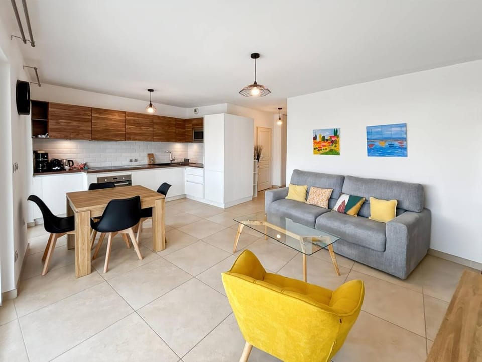 Kitchen or kitchenette, Living room, Seating area, Dining area