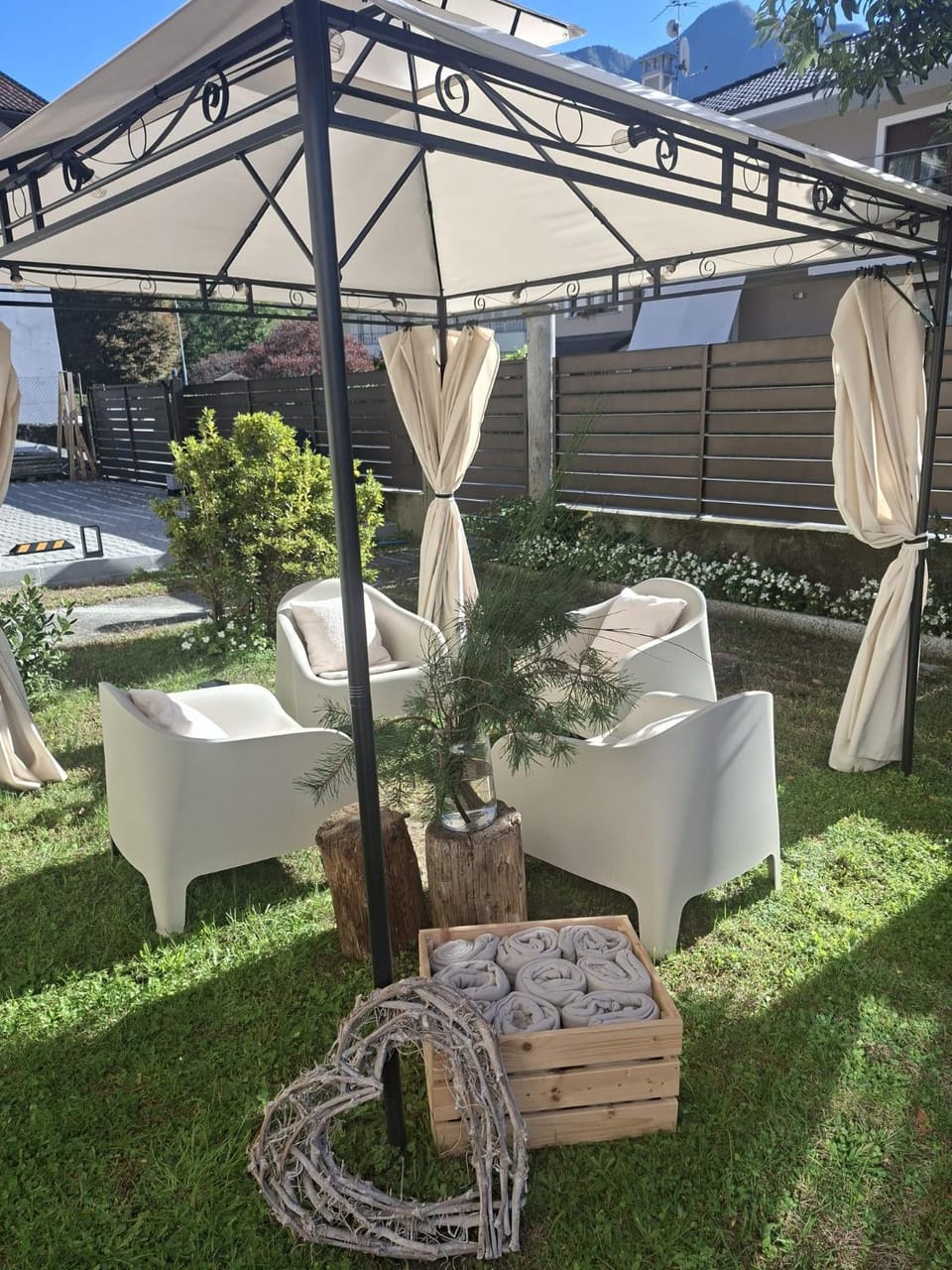 AgliChalet Erbe Montane-Vasca idromassaggio privata condivisa tra i due chalet, con parcheggio privato e colonnina ricarica auto elettrica con supplemento House in Domodossola