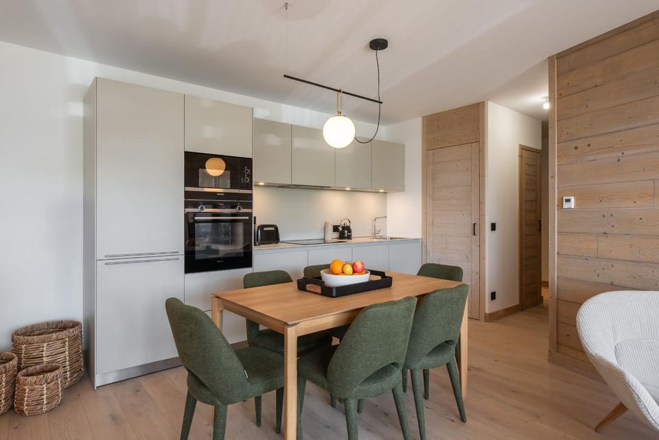 Coffee/tea facilities, Kitchen or kitchenette, Dining area, oven, stove, toaster