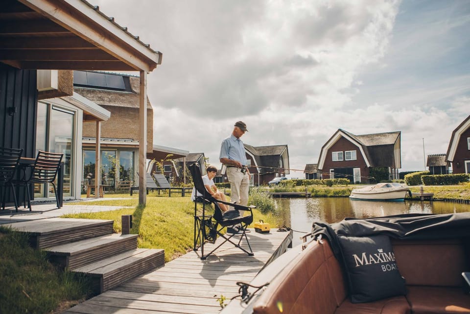 Luxury Waterfront Villa in Heeg for 6 Guests with Sauna & Private Dock on the Heegermeer Villa in Friesland, Netherlands