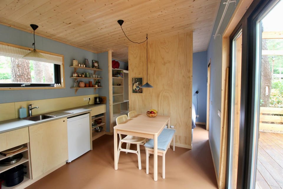 Kitchen or kitchenette, Dining area