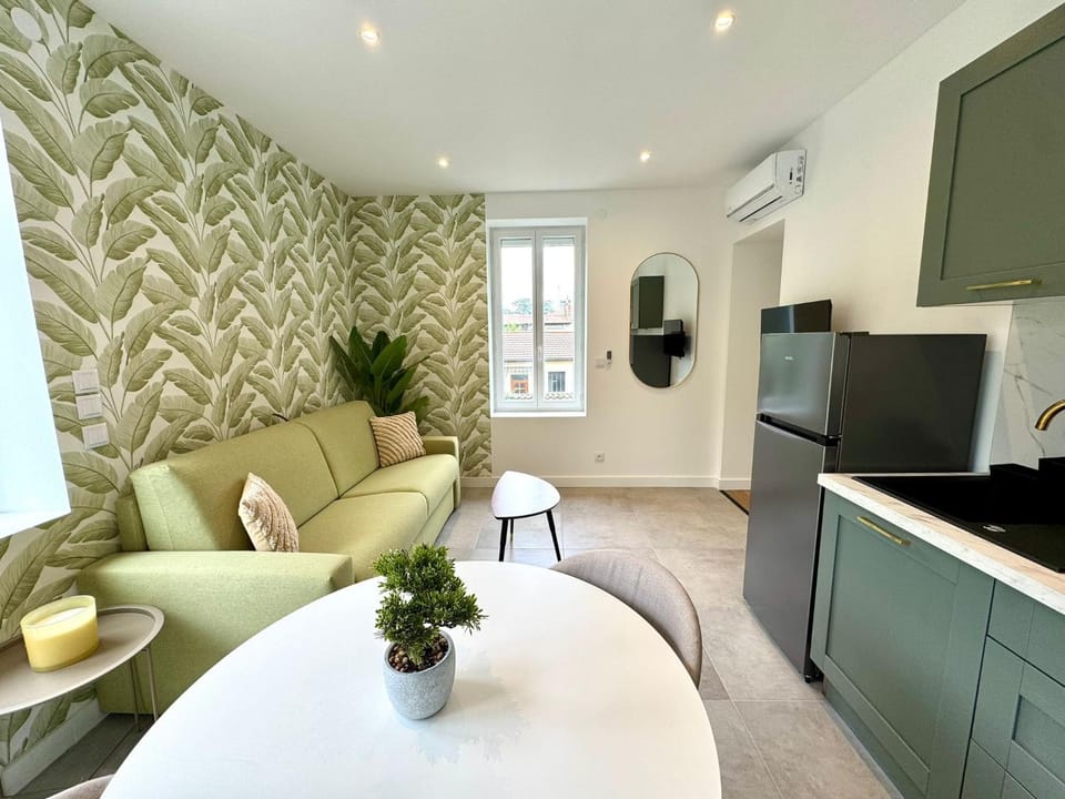 Green Jungle Carré de soie Medipole Astroballe Apartment in Villeurbanne