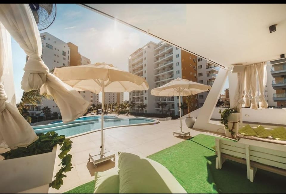 Swimming pool, sunbed