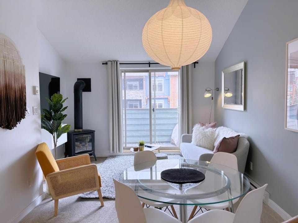TV and multimedia, Living room, Seating area, Dining area, fireplace