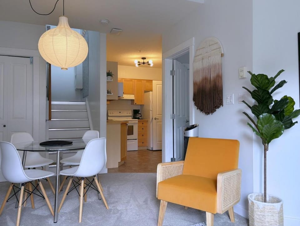Kitchen or kitchenette, Seating area, Dining area