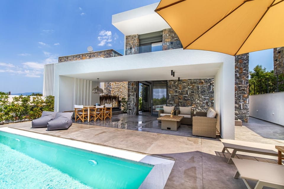 Property building, Patio, Balcony/Terrace, Swimming pool