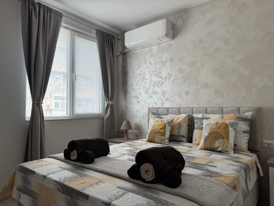 Bed, Photo of the whole room, Bedroom, towels, air conditioner