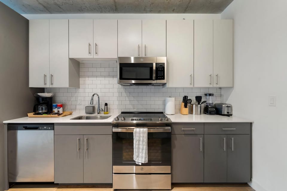 Coffee/tea facilities, Kitchen or kitchenette, dishwasher, oven, stove, kitchen