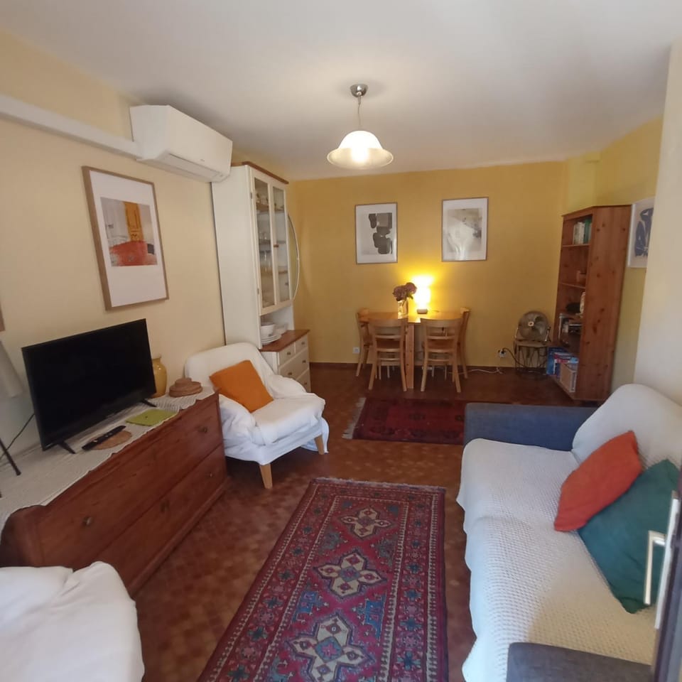 Bed, TV and multimedia, Living room, Dining area, air conditioner