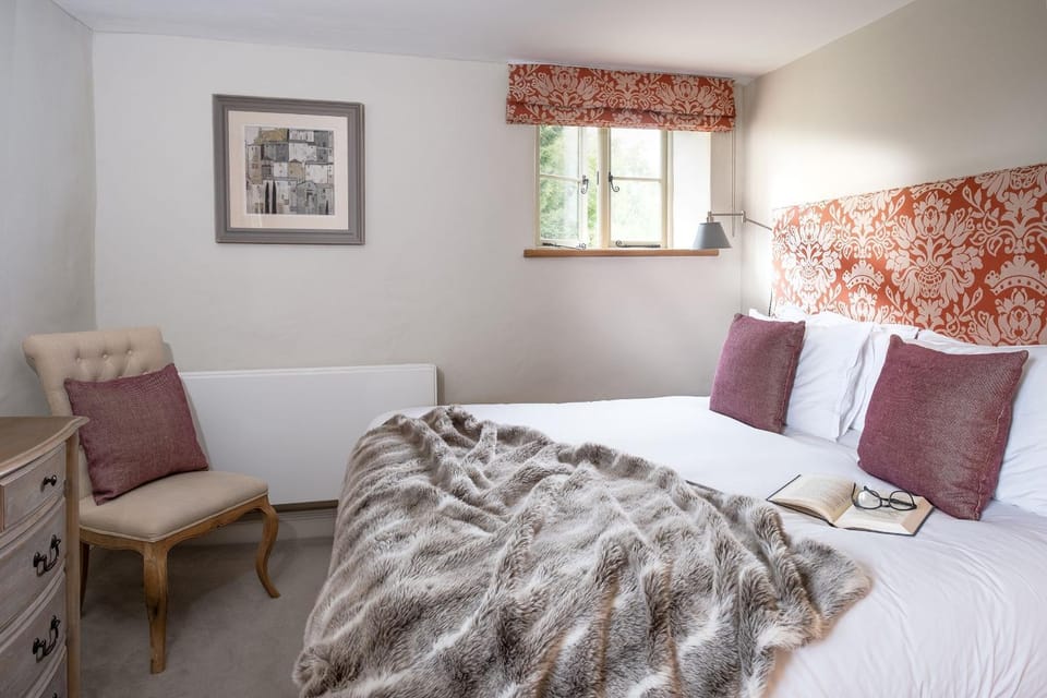 Property building, Bed, Bedroom