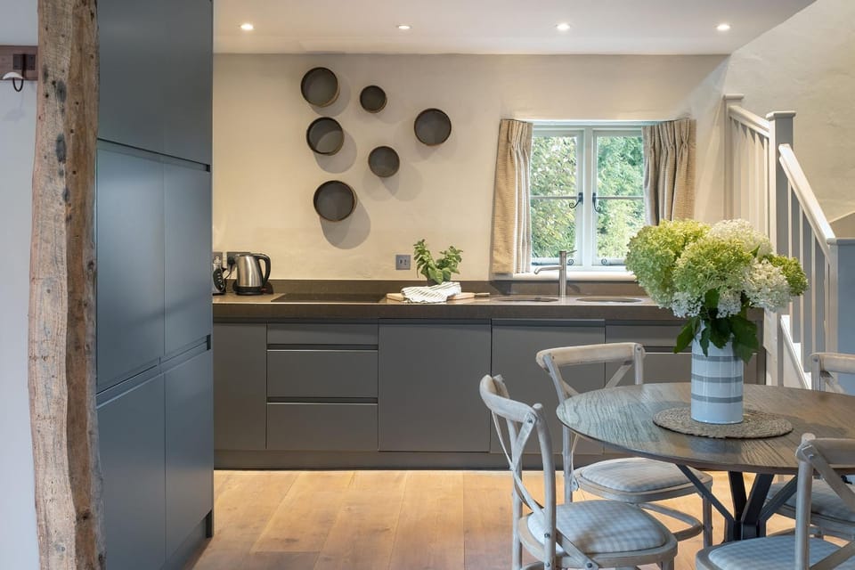 Property building, Kitchen or kitchenette, Dining area