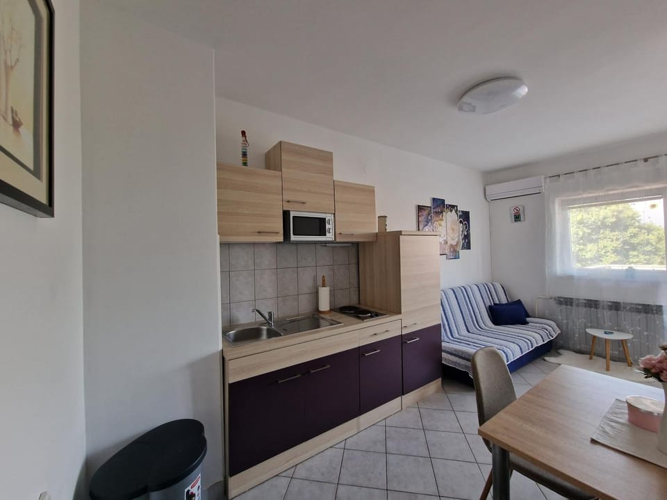 Kitchen or kitchenette, Dining area, minibar