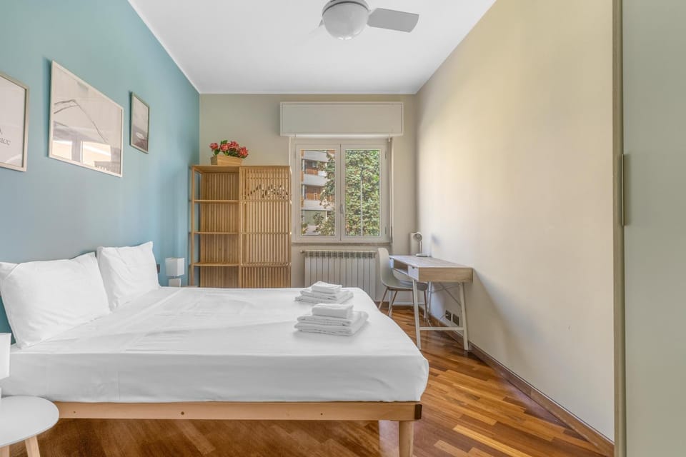 Photo of the whole room, Bedroom