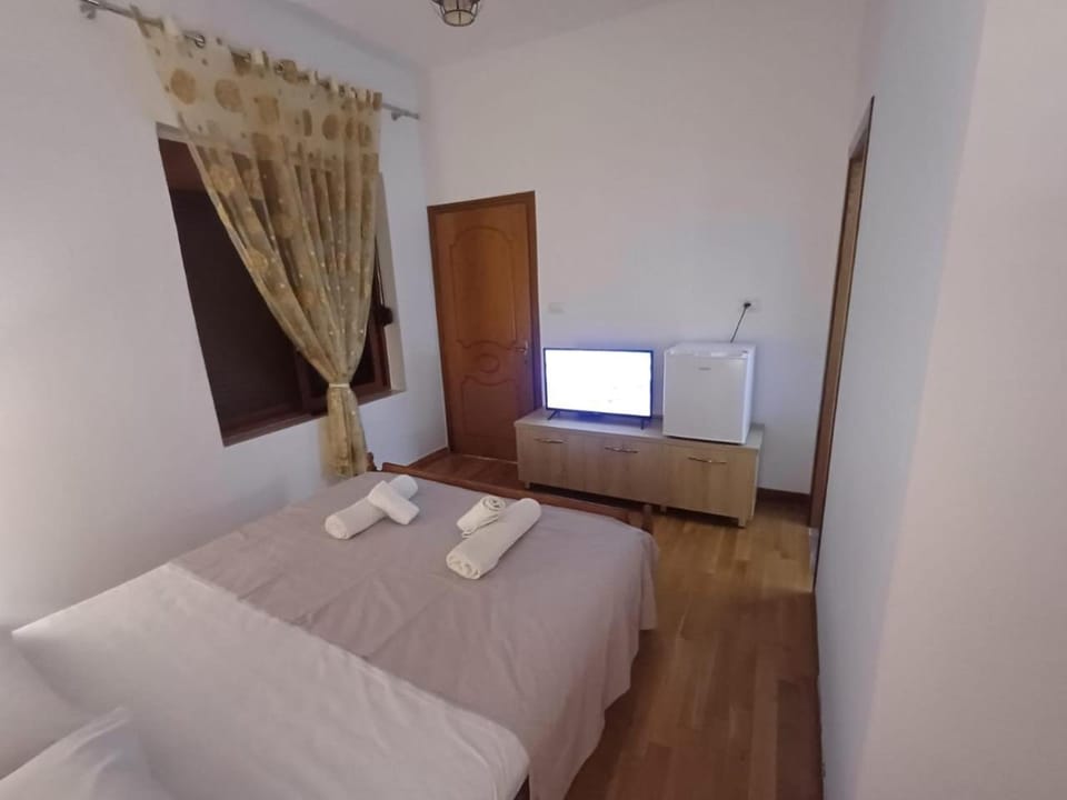 Bed, TV and multimedia, towels