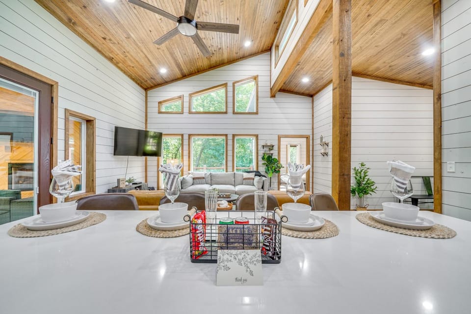 Creekside Cabin w/ Views & Hot Tub in Broken Bow Cabin in Oklahoma