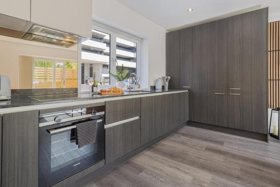 Spacious 3BR Hove Home - Sleeps 8 - Free Parking House in Hove