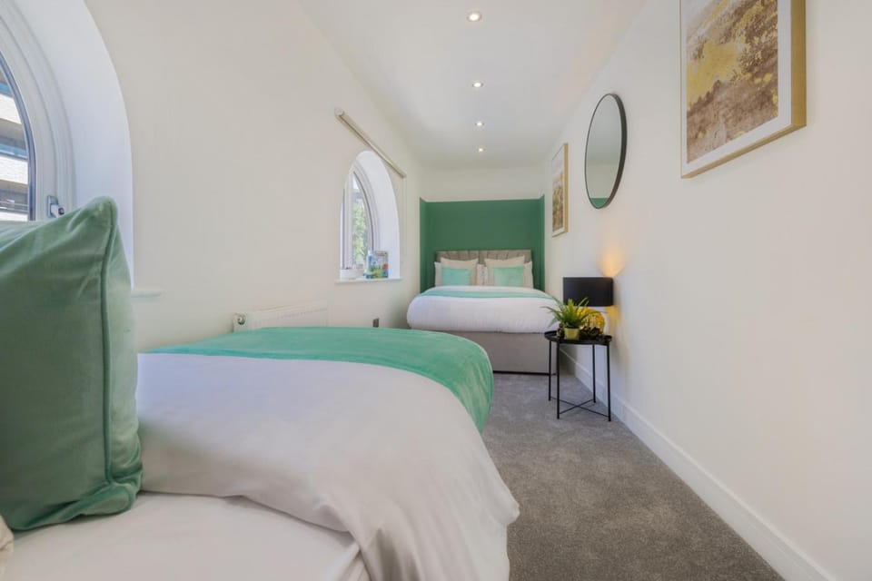 Spacious 3BR Hove Home - Sleeps 8 - Free Parking House in Hove