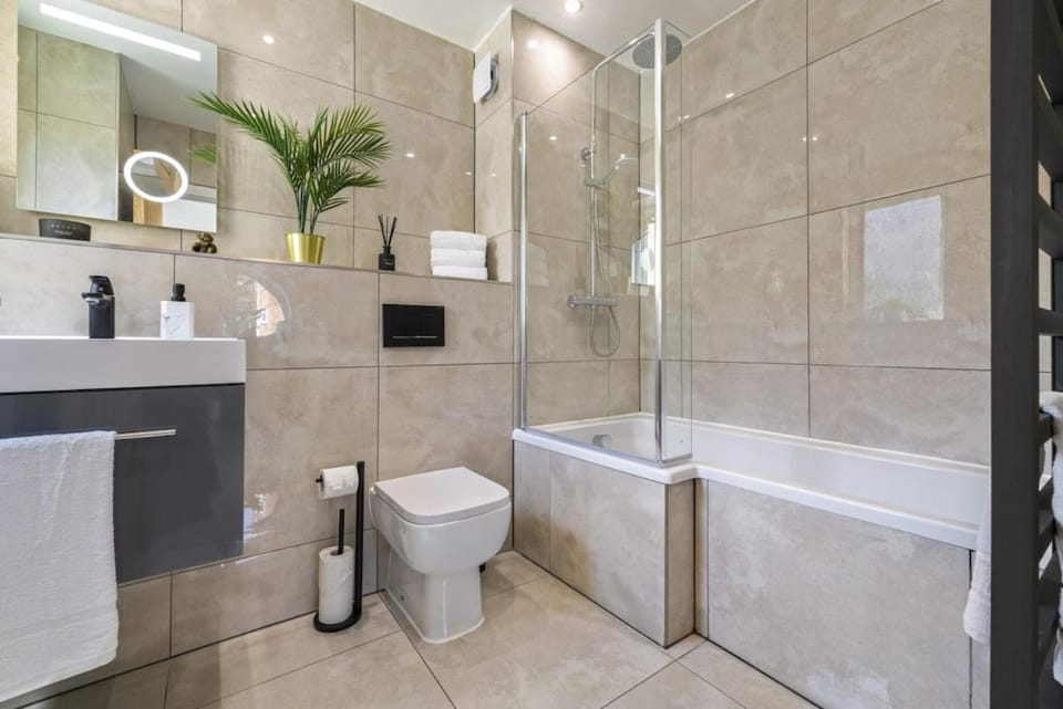 Spacious 3BR Hove Home - Sleeps 8 - Free Parking House in Hove