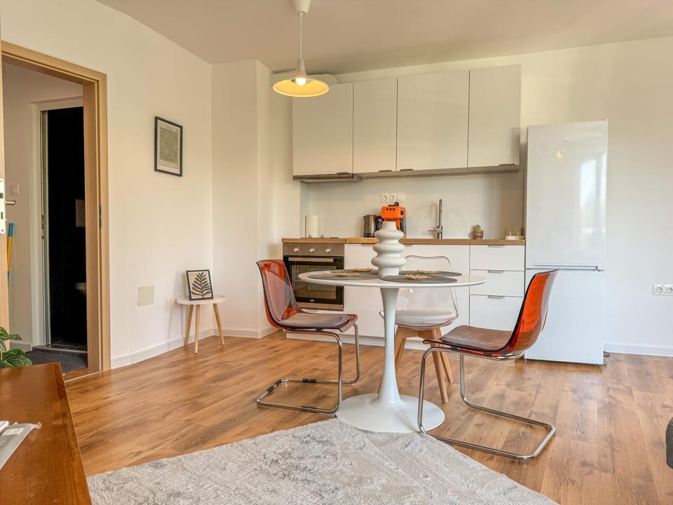 Kitchen or kitchenette, Living room, Seating area, Dining area, stove