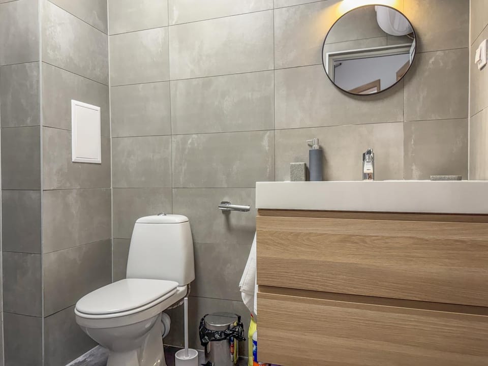 Toilet, Property building, Bathroom, On site, towels