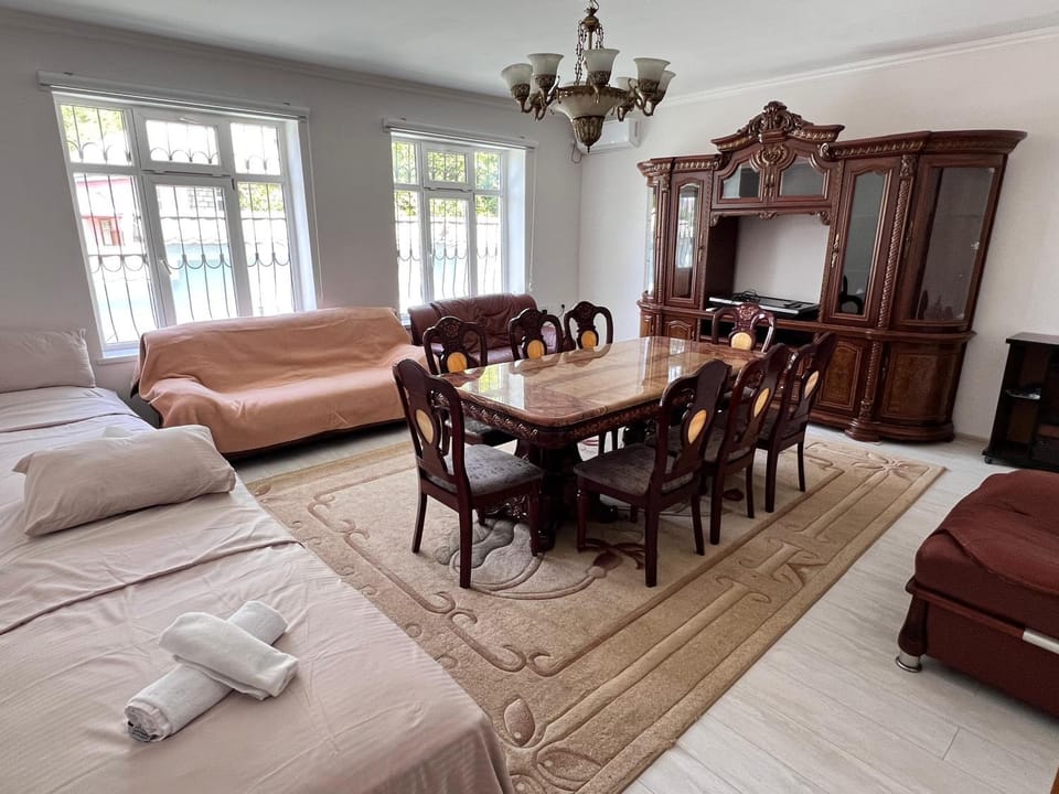 Bed, TV and multimedia, Living room, Photo of the whole room, Seating area, Dining area
