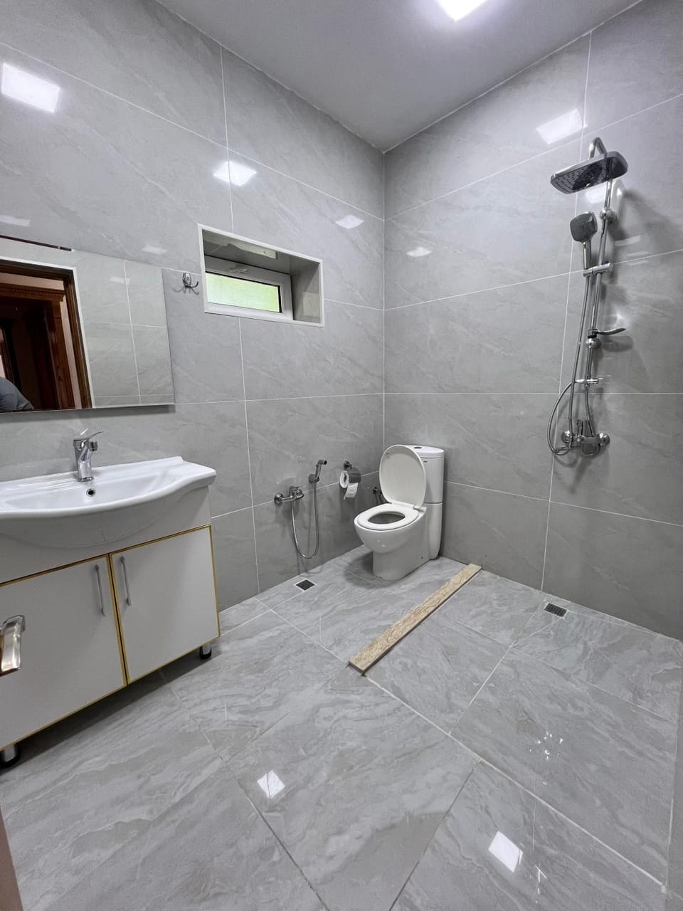 Shower, Toilet, Bathroom, towels
