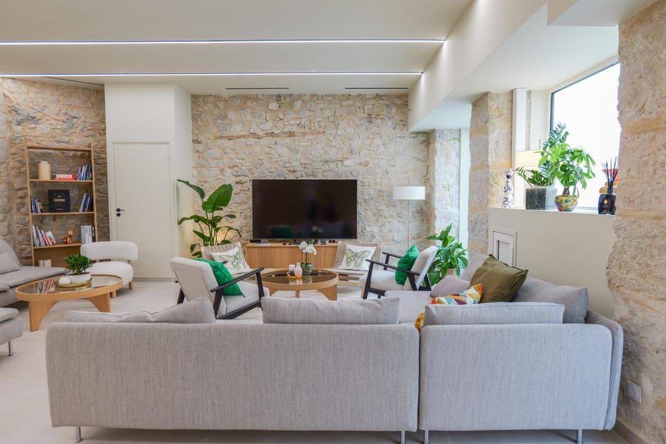 Communal lounge/ TV room, Living room, Seating area