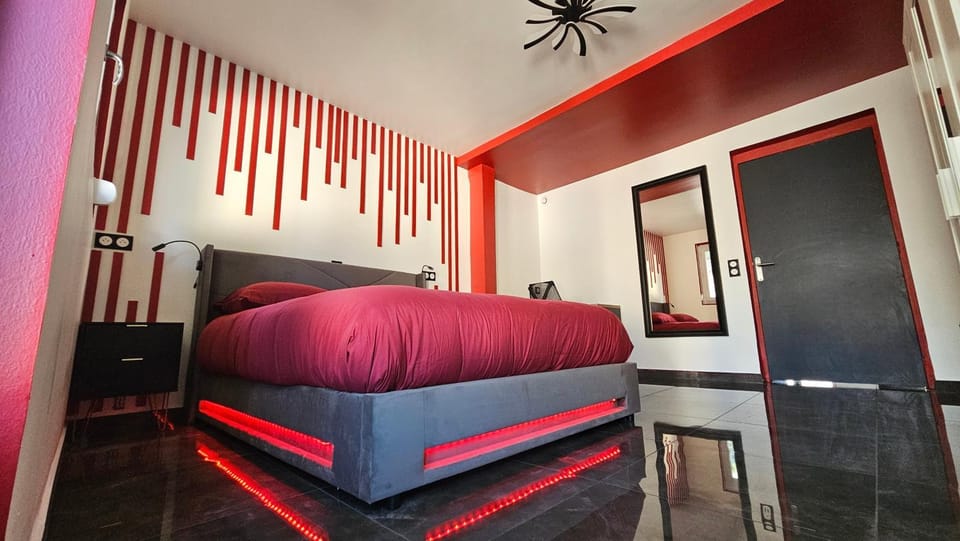Bed, Photo of the whole room, Bedroom